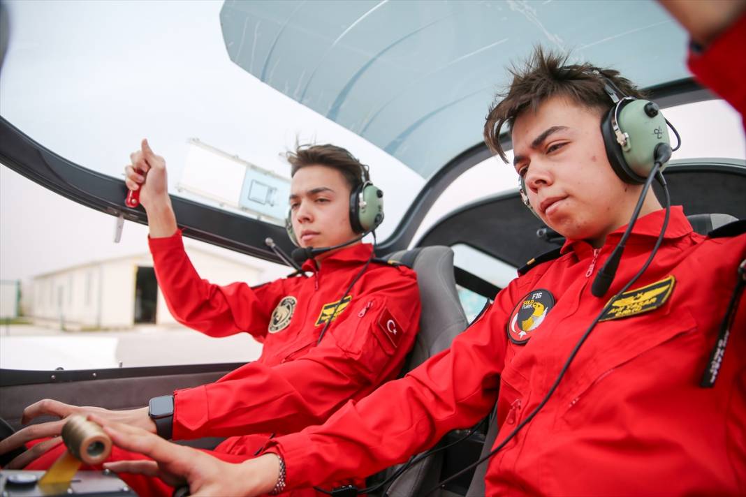 Konya’da eğitim gören ikizler, kaptan pilotluk için rekabet ediyor 1