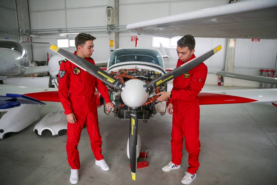 Konya’da eğitim gören ikizler, kaptan pilotluk için rekabet ediyor 11