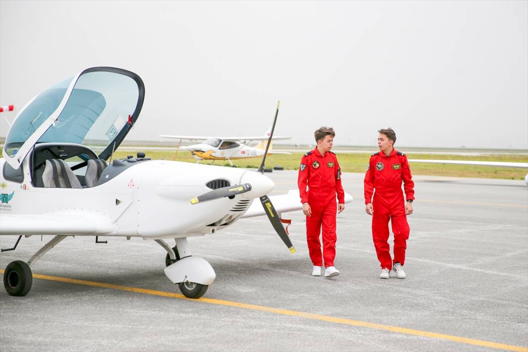 Konya’da eğitim gören ikizler, kaptan pilotluk için rekabet ediyor 12