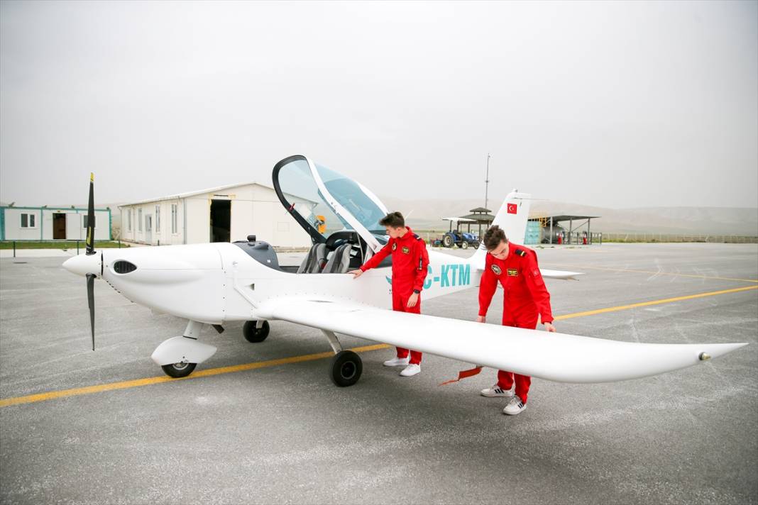 Konya’da eğitim gören ikizler, kaptan pilotluk için rekabet ediyor 13