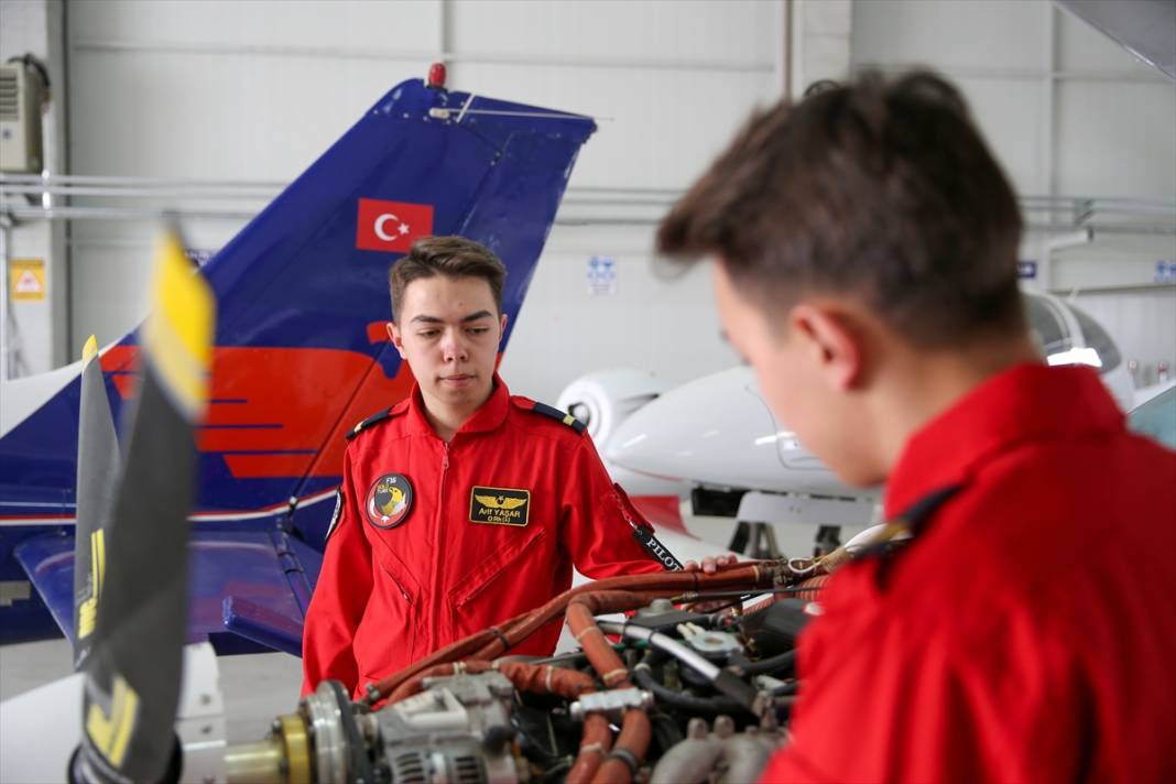 Konya’da eğitim gören ikizler, kaptan pilotluk için rekabet ediyor 5