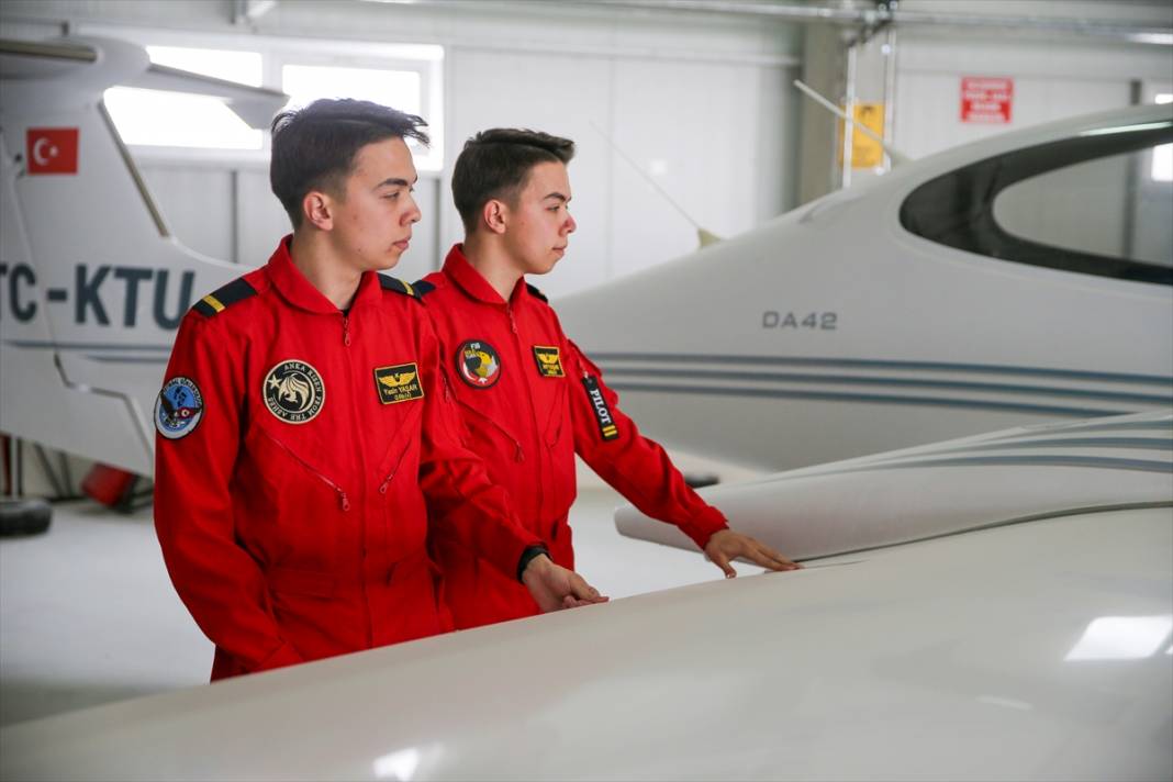 Konya’da eğitim gören ikizler, kaptan pilotluk için rekabet ediyor 7