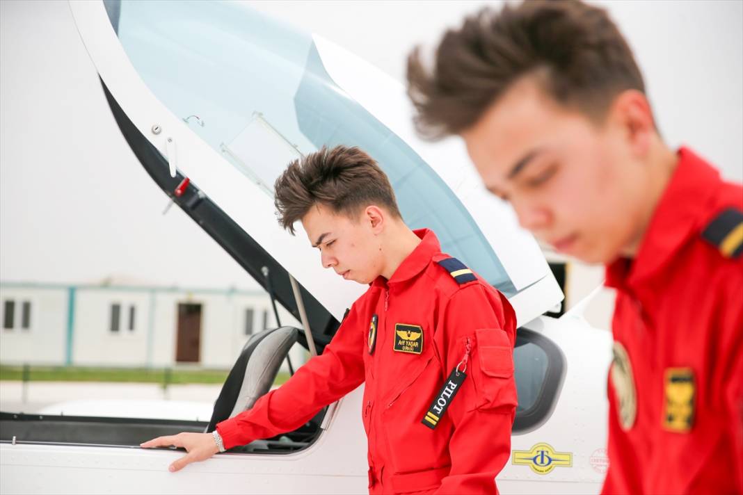Konya’da eğitim gören ikizler, kaptan pilotluk için rekabet ediyor 9