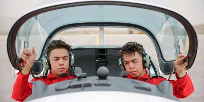 Konya’da eğitim gören ikizler, kaptan pilotluk için rekabet ediyor