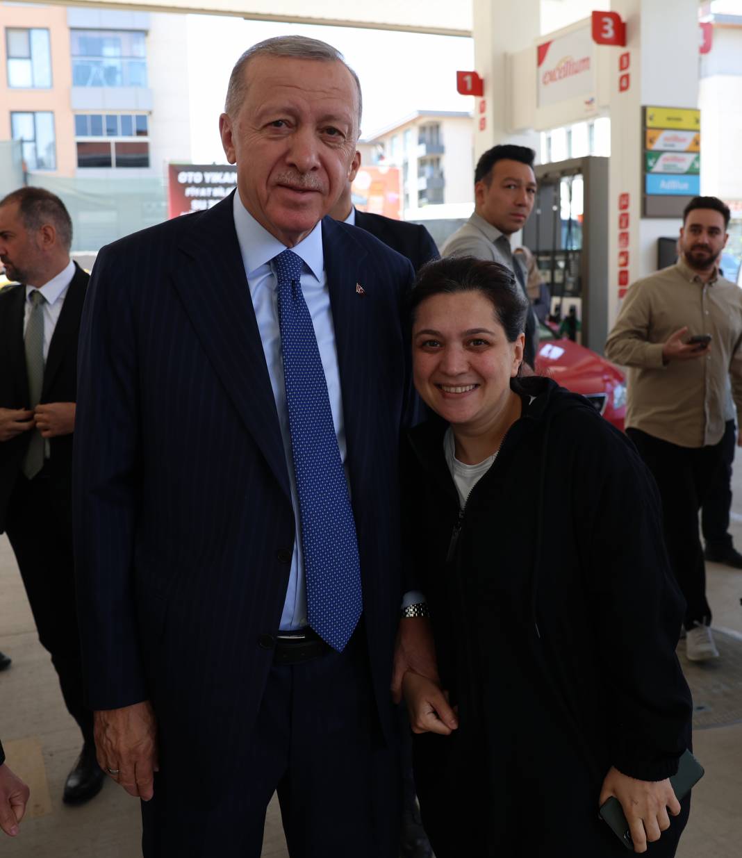 Akaryakıt almak için gelenler karşılarında Cumhurbaşkanı Erdoğan’ı gördü 9