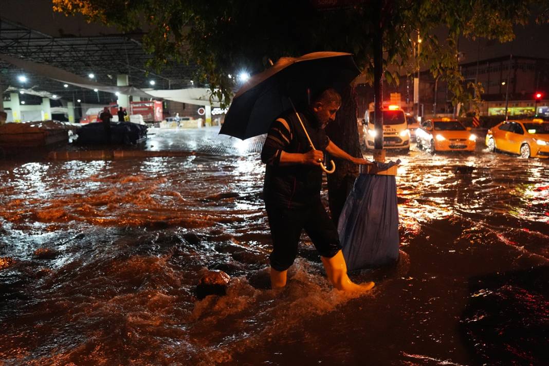 Ankara’yı sel aldı! Caddeler suyla doldu 1