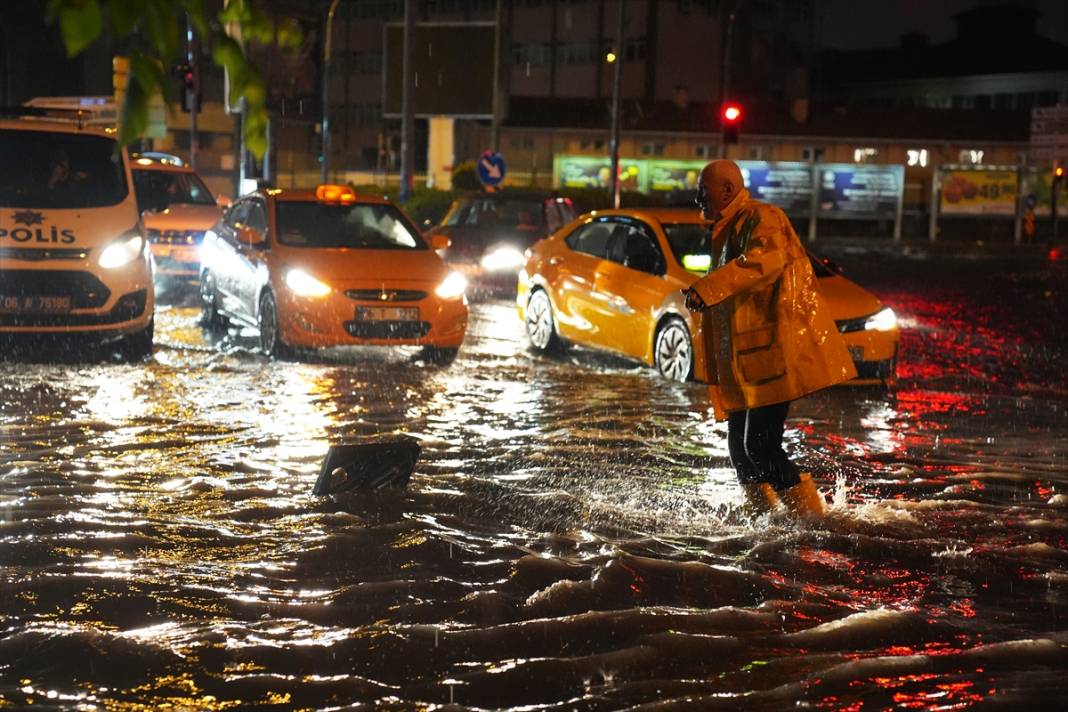 Ankara’yı sel aldı! Caddeler suyla doldu 10