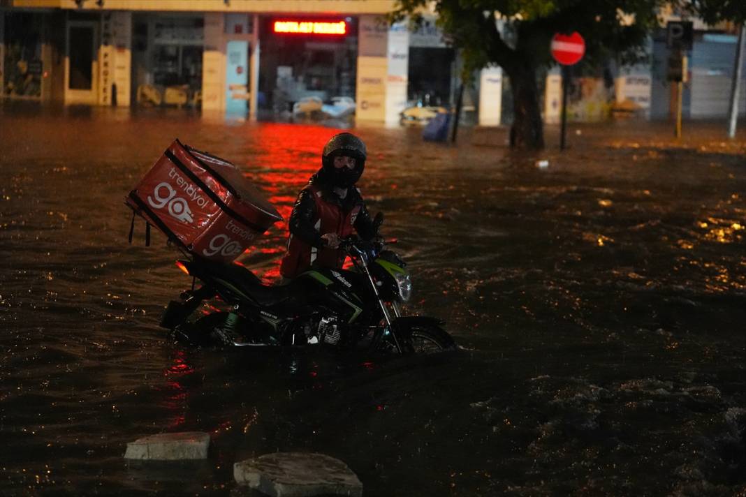 Ankara’yı sel aldı! Caddeler suyla doldu 15