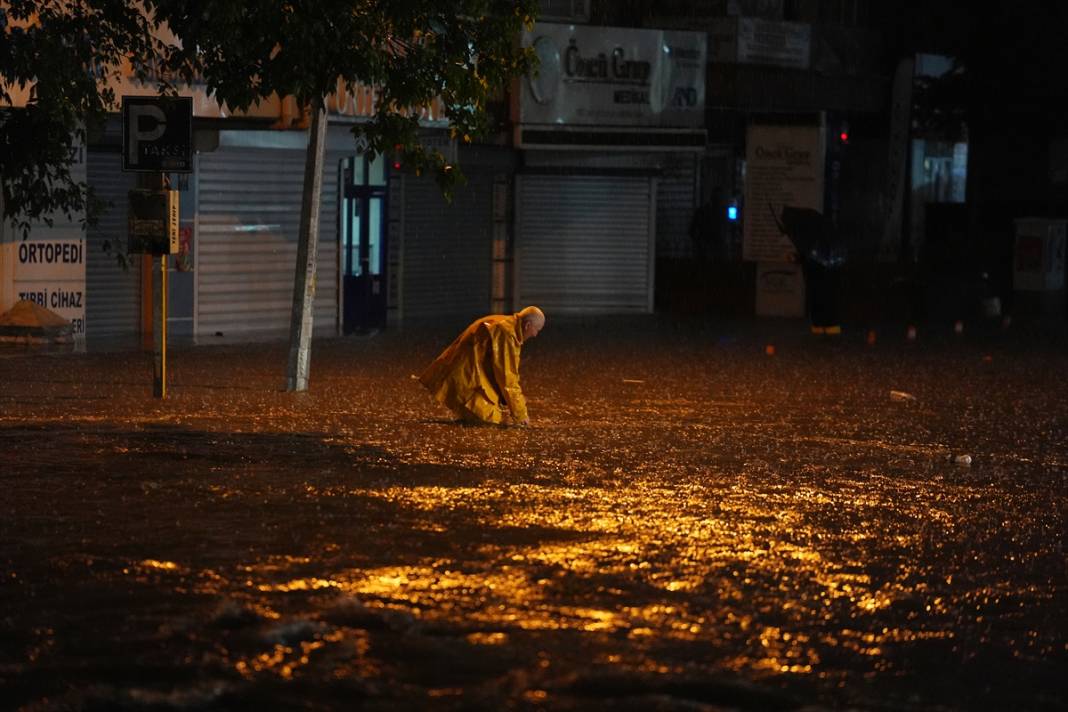 Ankara’yı sel aldı! Caddeler suyla doldu 17