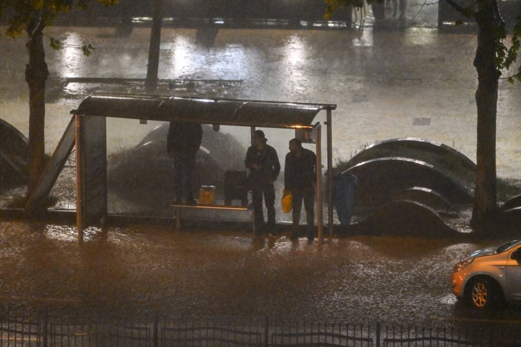 Ankara’yı sel aldı! Caddeler suyla doldu 19
