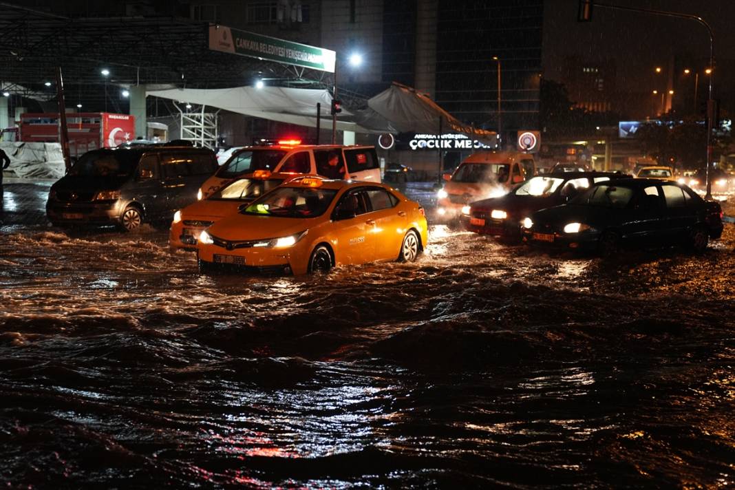 Ankara’yı sel aldı! Caddeler suyla doldu 29