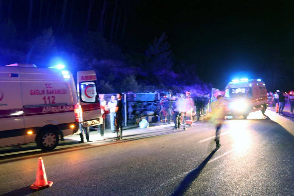 Geziden dönen ortaokul öğrencileri kaza yaptı: 25 yaralı 4