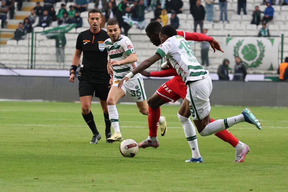 Konyaspor ilk yarıda fişi çekti! 3 gollü maçtan kareler 10