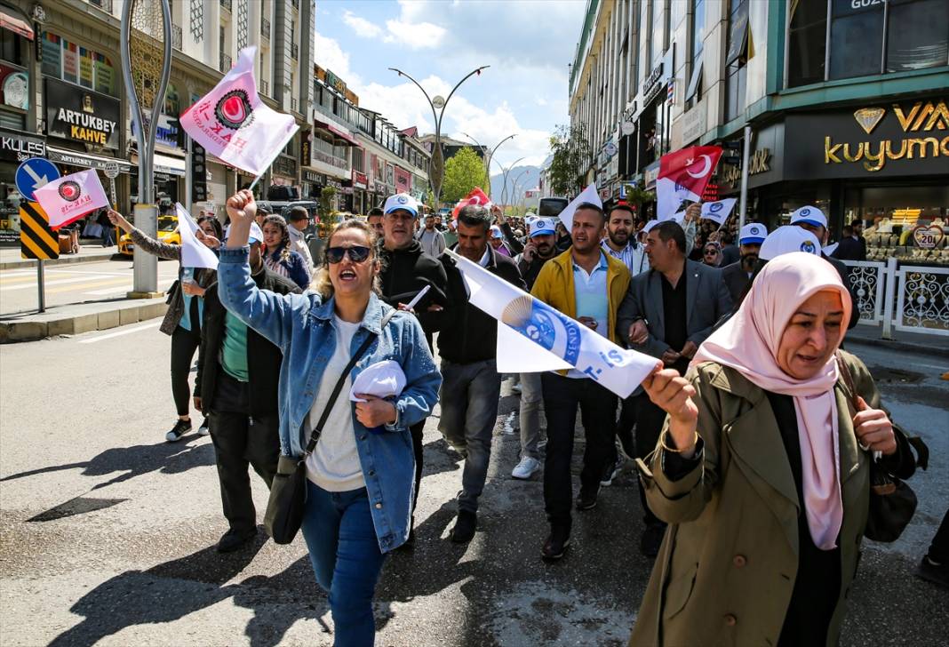 İşten çıkarılan belediye çalışanları sokağa döküldü 1