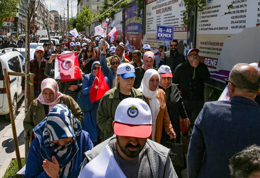 İşten çıkarılan belediye çalışanları sokağa döküldü 7