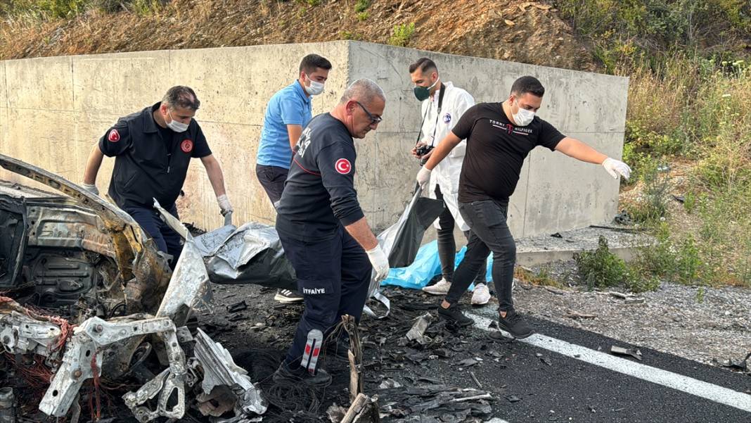 Duvara çarpan otomobil yandı, 2 kişi öldü 4