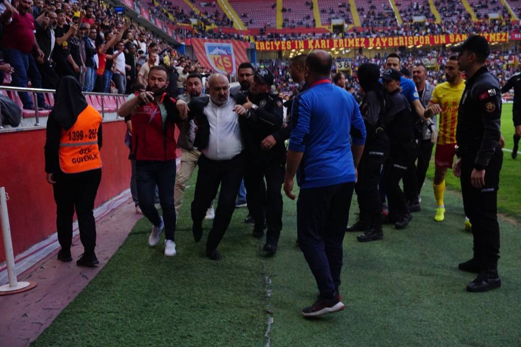 Konyaspor maçında Kayserispor başkanının sahaya girdiği anlar 1
