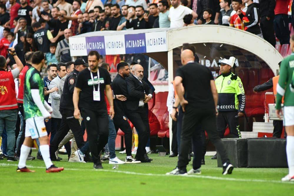 Konyaspor maçında Kayserispor başkanının sahaya girdiği anlar 2