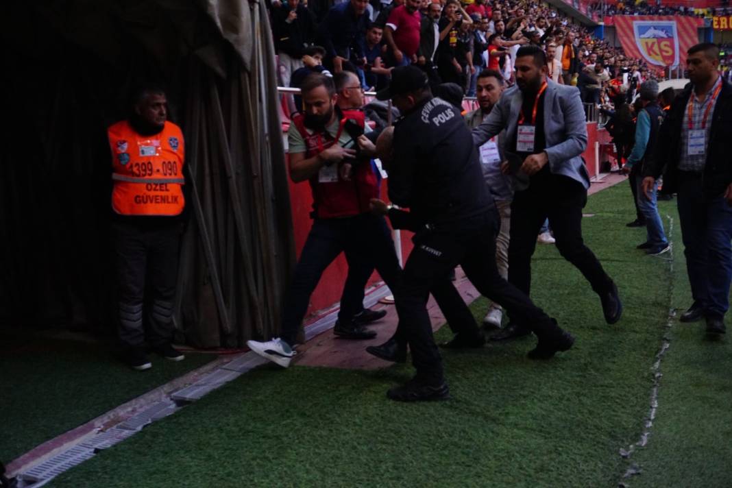 Konyaspor maçında Kayserispor başkanının sahaya girdiği anlar 3
