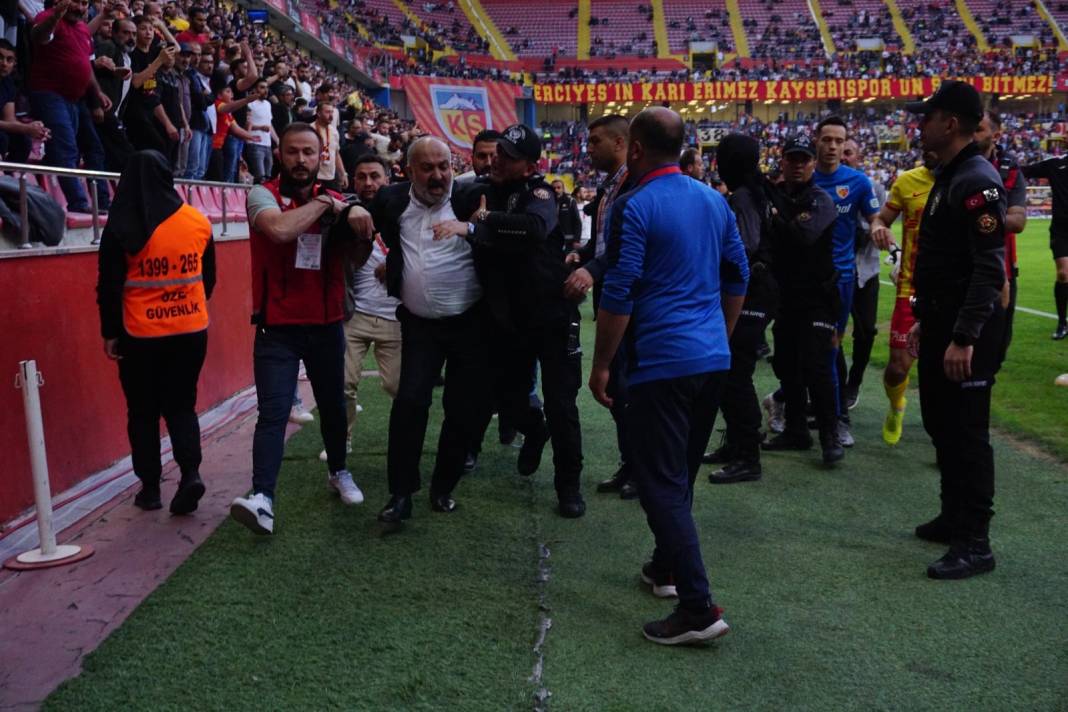 Konyaspor maçında Kayserispor başkanının sahaya girdiği anlar 5