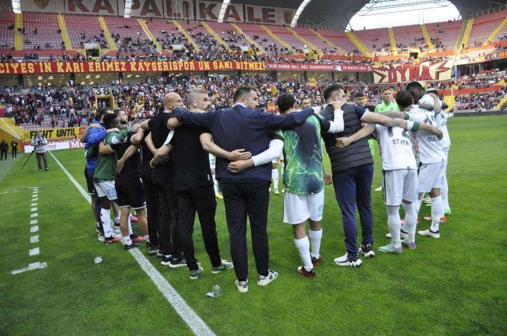 Konyaspor maçında Kayserispor başkanının sahaya girdiği anlar 6