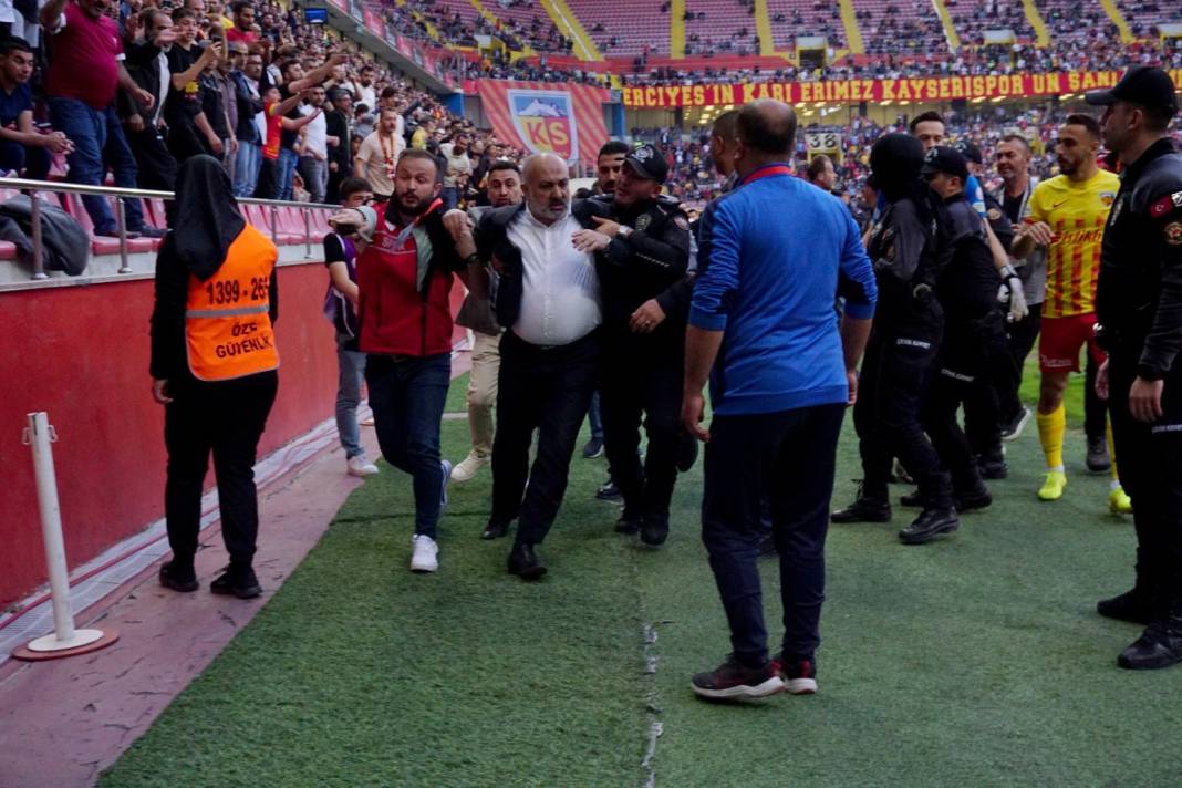 Konyaspor maçında Kayserispor başkanının sahaya girdiği anlar 8