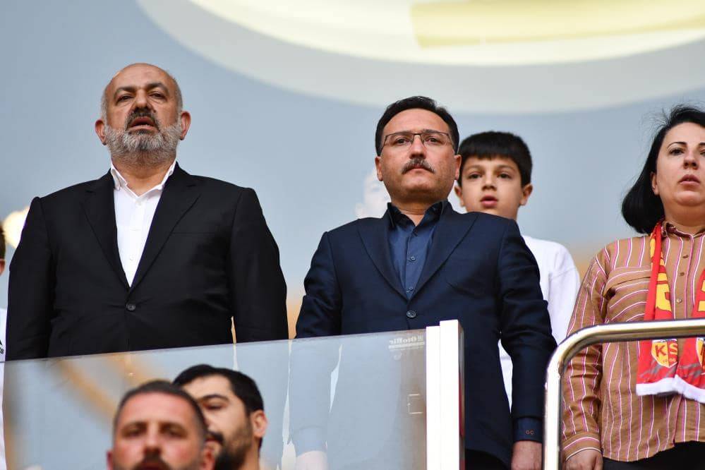 Konyaspor maçında Kayserispor başkanının sahaya girdiği anlar 9