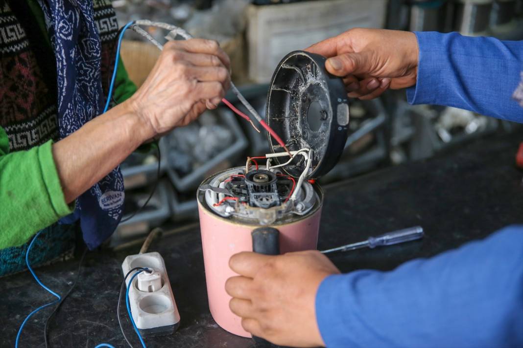 Konya’da sırt sırta veren gelin kaynana elektrikli ev aletleri tamir ediyor 1