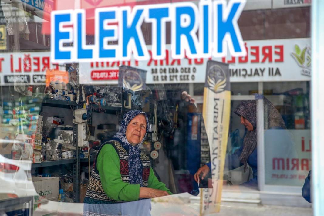 Konya’da sırt sırta veren gelin kaynana elektrikli ev aletleri tamir ediyor 2