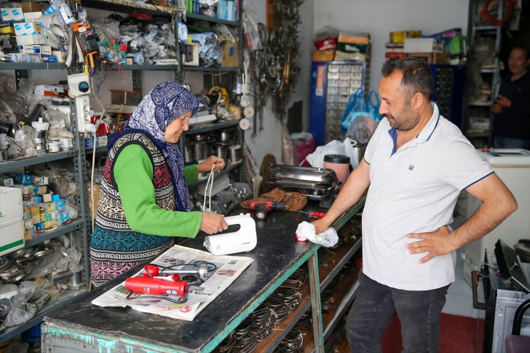 Konya’da sırt sırta veren gelin kaynana elektrikli ev aletleri tamir ediyor 3