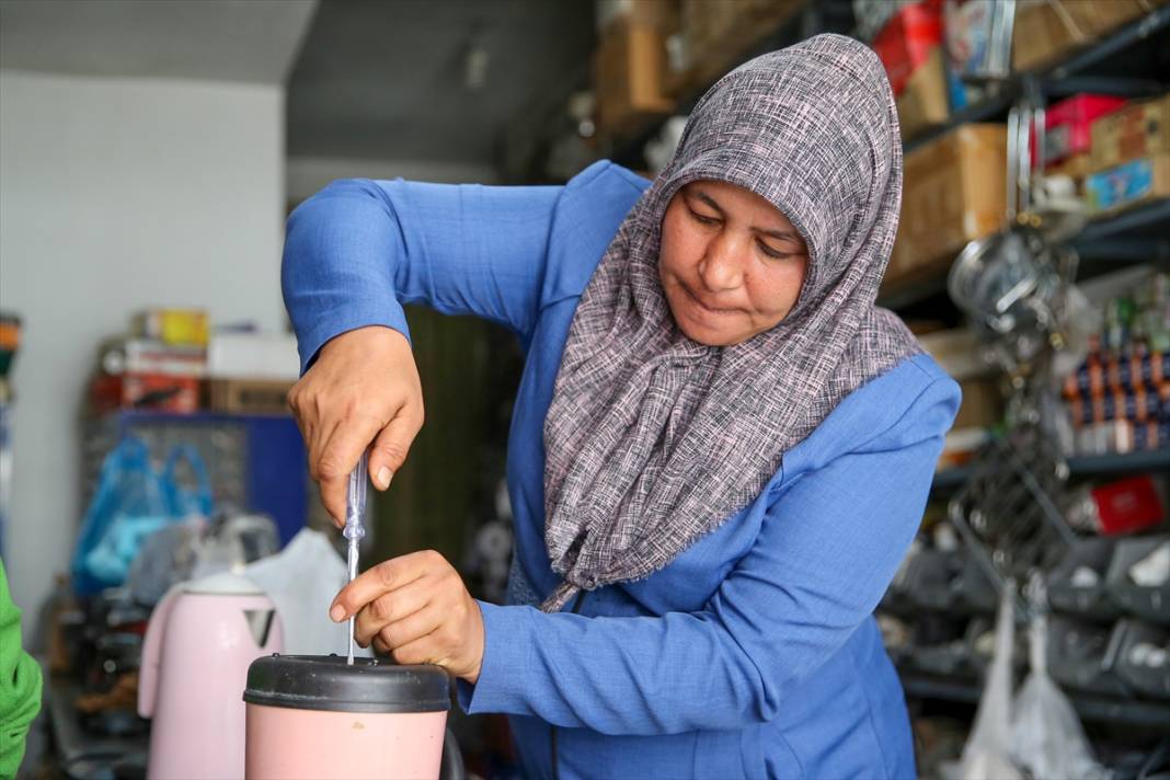 Konya’da sırt sırta veren gelin kaynana elektrikli ev aletleri tamir ediyor 6