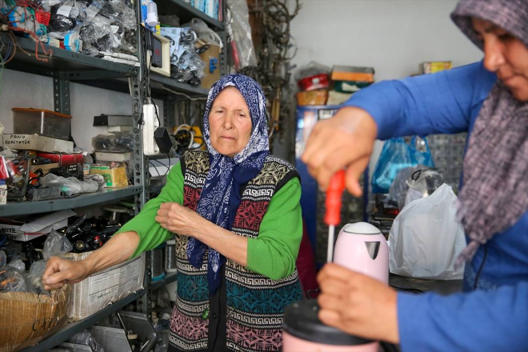 Konya’da sırt sırta veren gelin kaynana elektrikli ev aletleri tamir ediyor 7