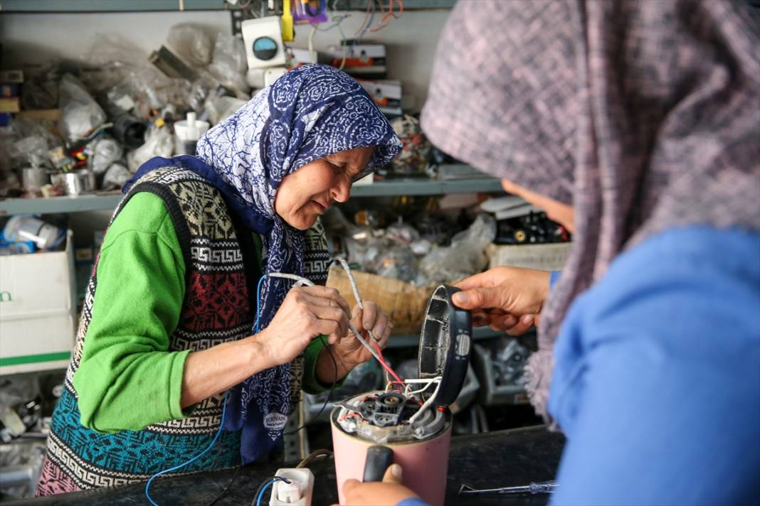 Konya’da sırt sırta veren gelin kaynana elektrikli ev aletleri tamir ediyor 8