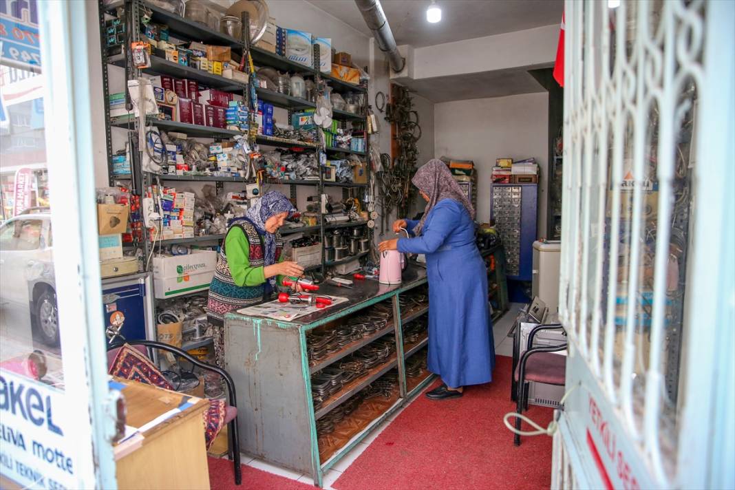 Konya’da sırt sırta veren gelin kaynana elektrikli ev aletleri tamir ediyor 9