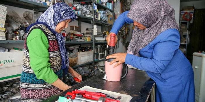 Konya’da sırt sırta veren gelin kaynana elektrikli ev aletleri tamir ediyor