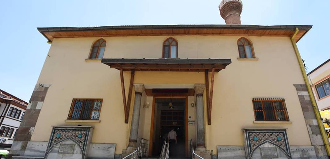 Anadolu’daki en eski güneş saati Konya’daki bu camide 2