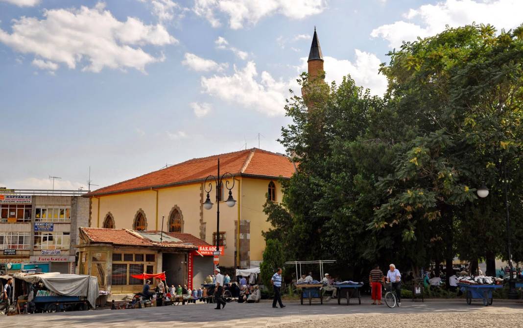 Anadolu’daki en eski güneş saati Konya’daki bu camide 8