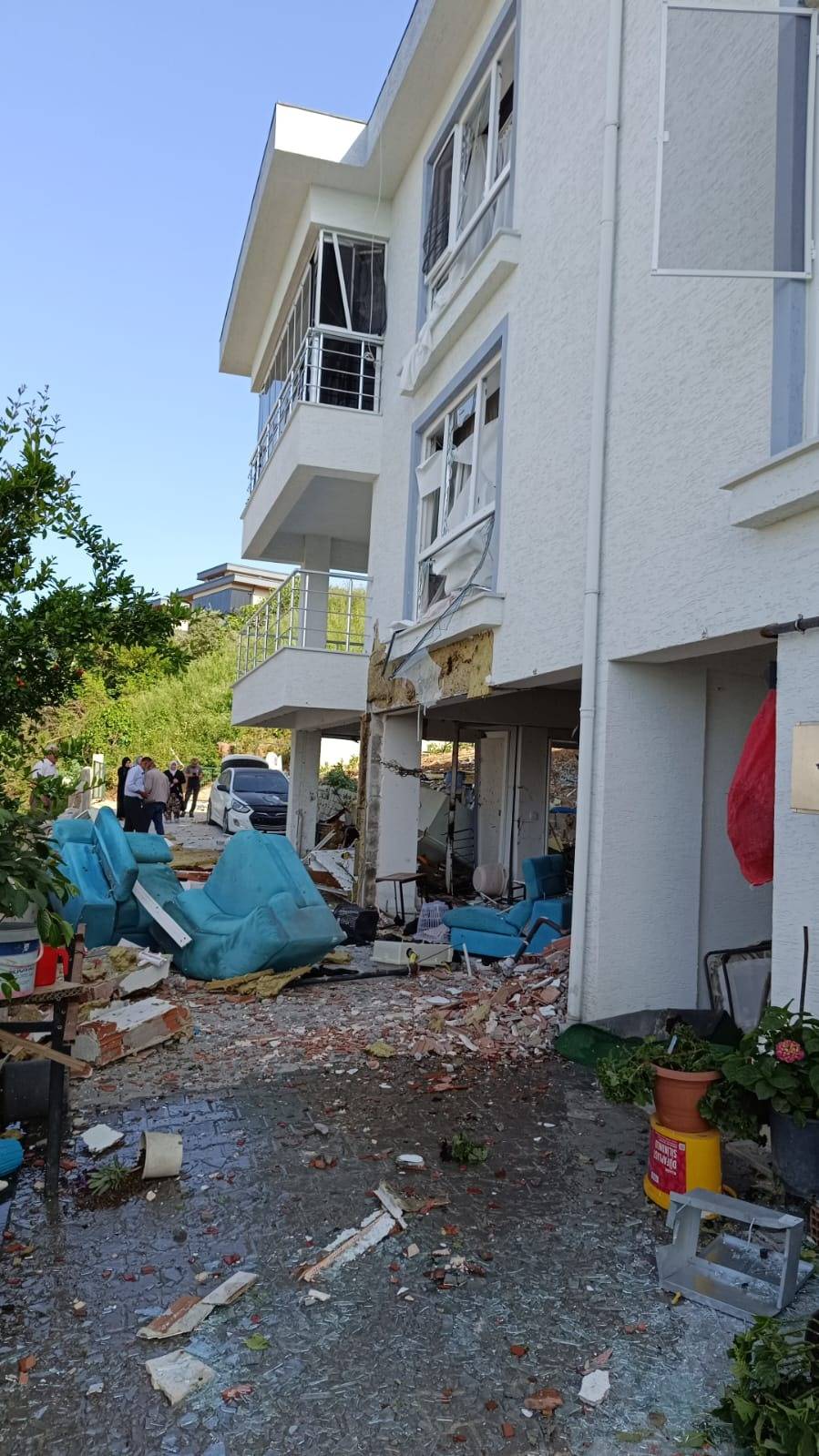 Ev sahibiyle tartışan kiracı apartmanı patlattı 15
