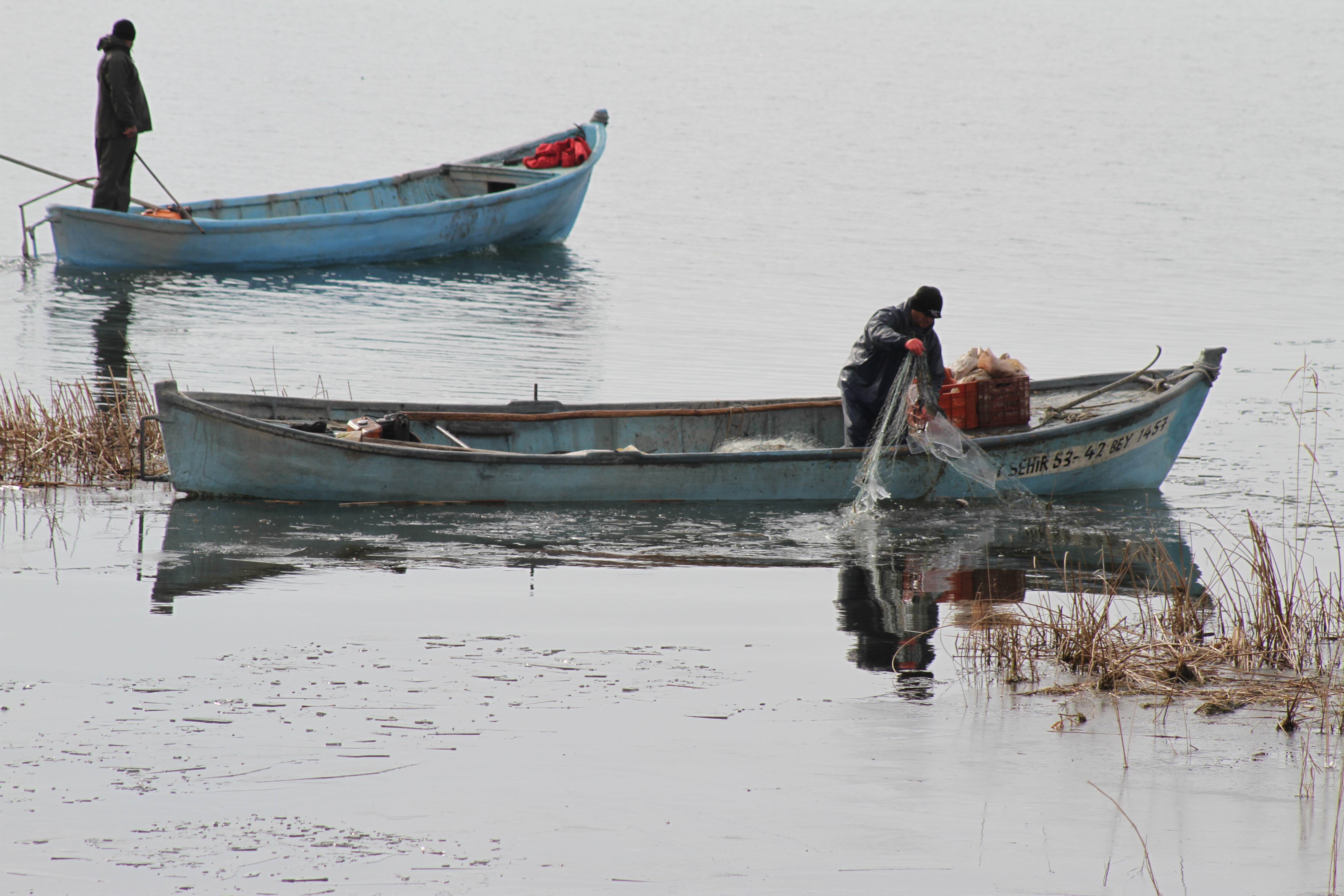 Beyşehir Gölü'nde balıkçıların buzlu ağlar arasında ekmek mücadelesi 11