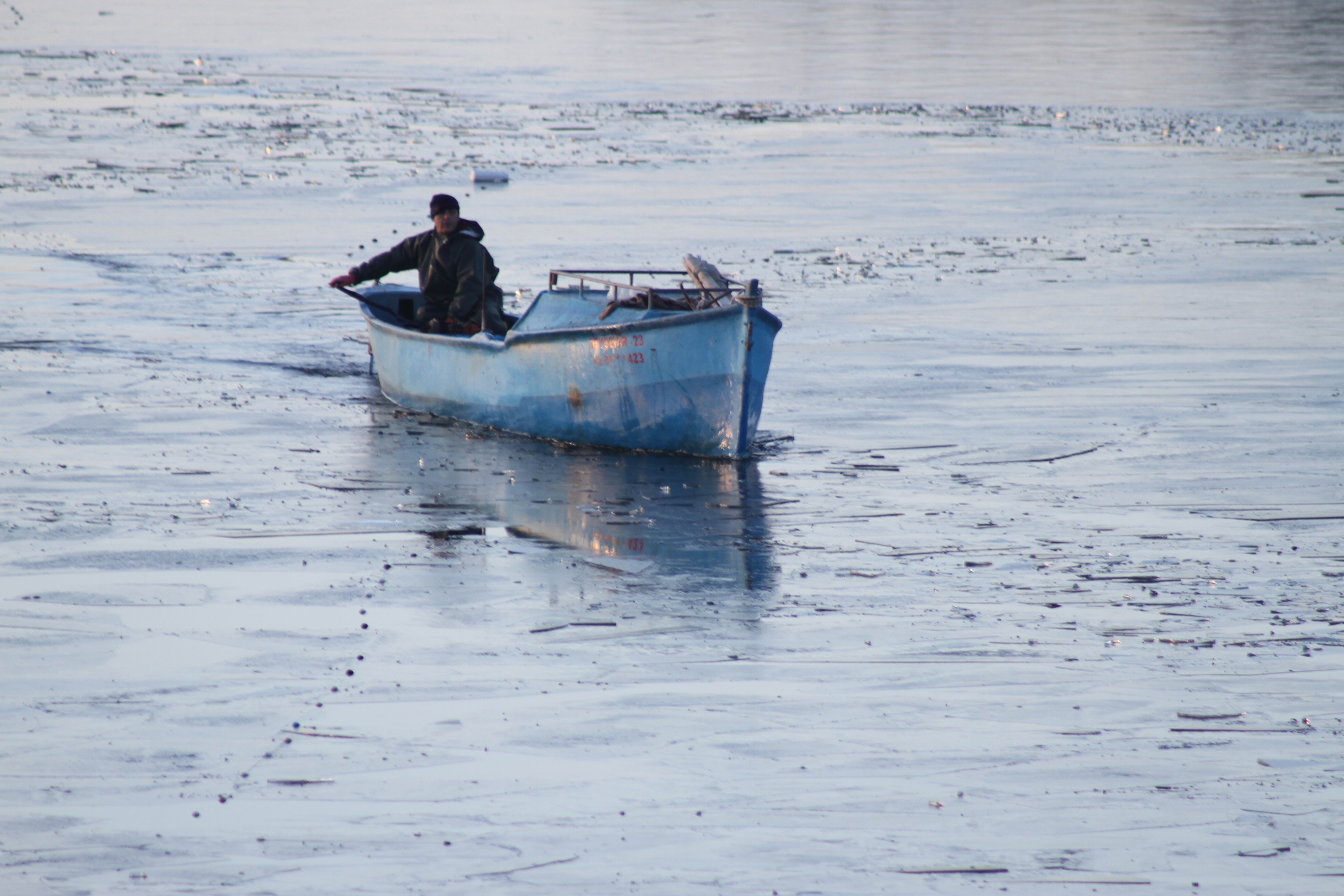 Beyşehir Gölü'nde balıkçıların buzlu ağlar arasında ekmek mücadelesi 14