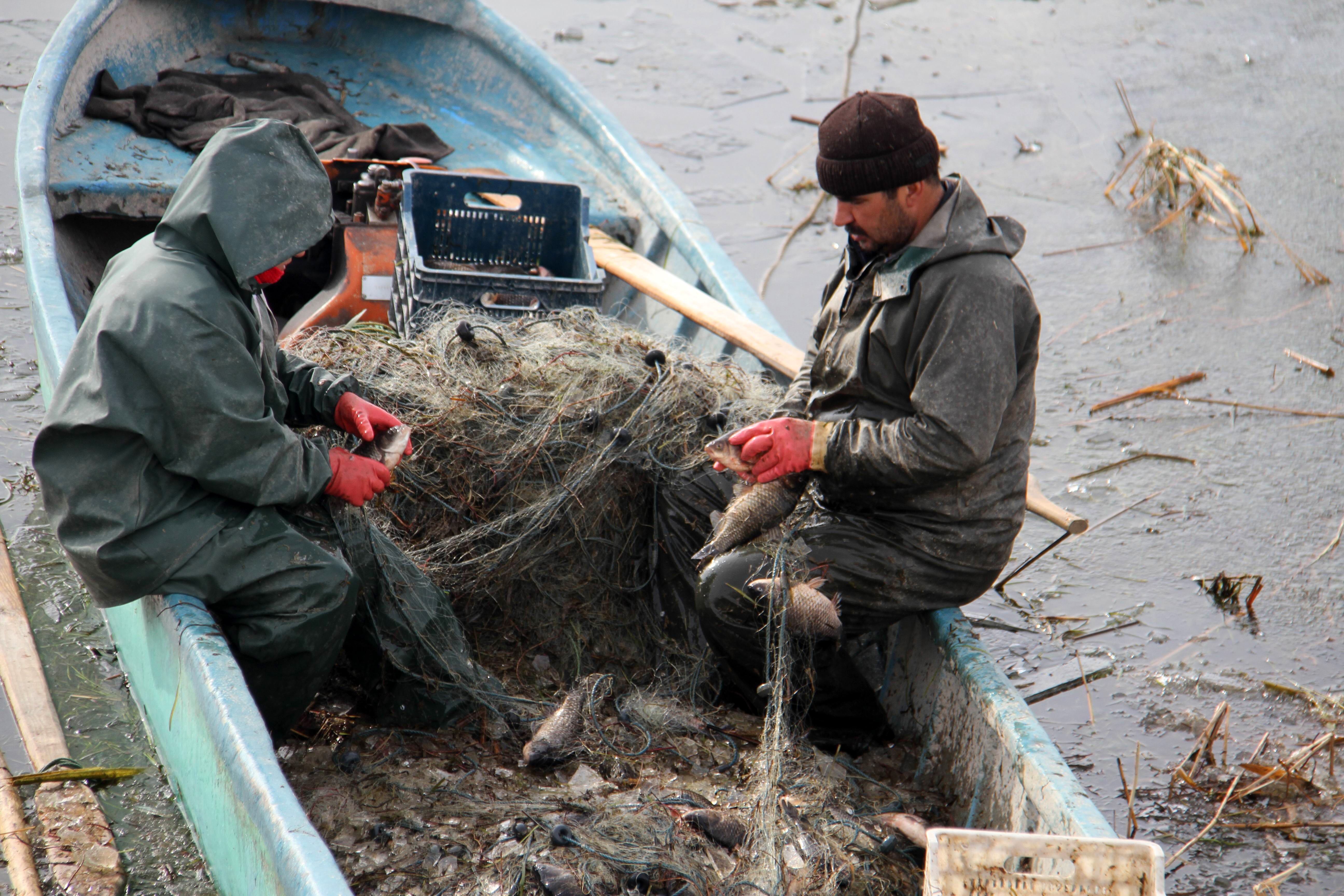 Beyşehir Gölü'nde balıkçıların buzlu ağlar arasında ekmek mücadelesi 3