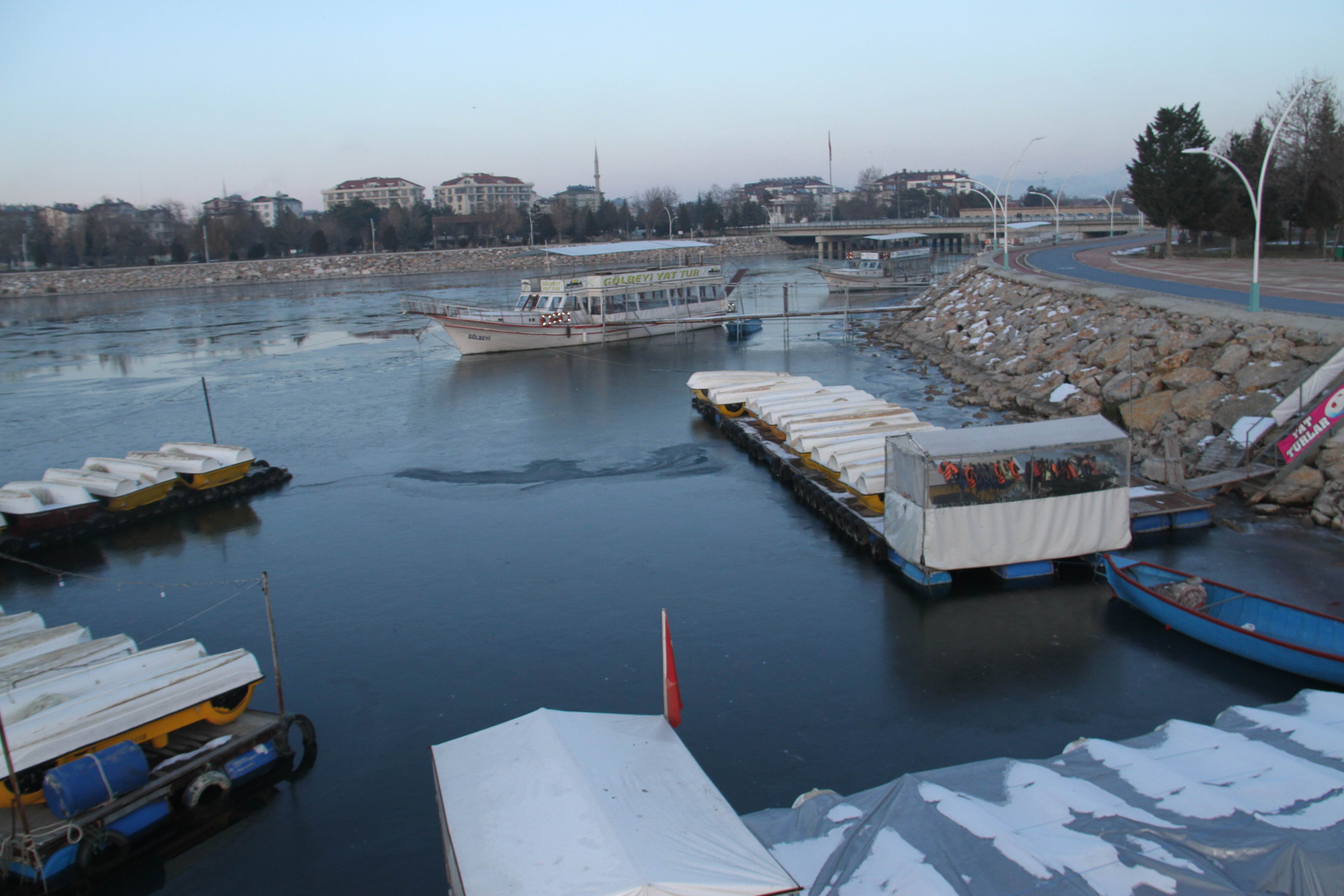 Beyşehir Gölü'nde balıkçıların buzlu ağlar arasında ekmek mücadelesi 4