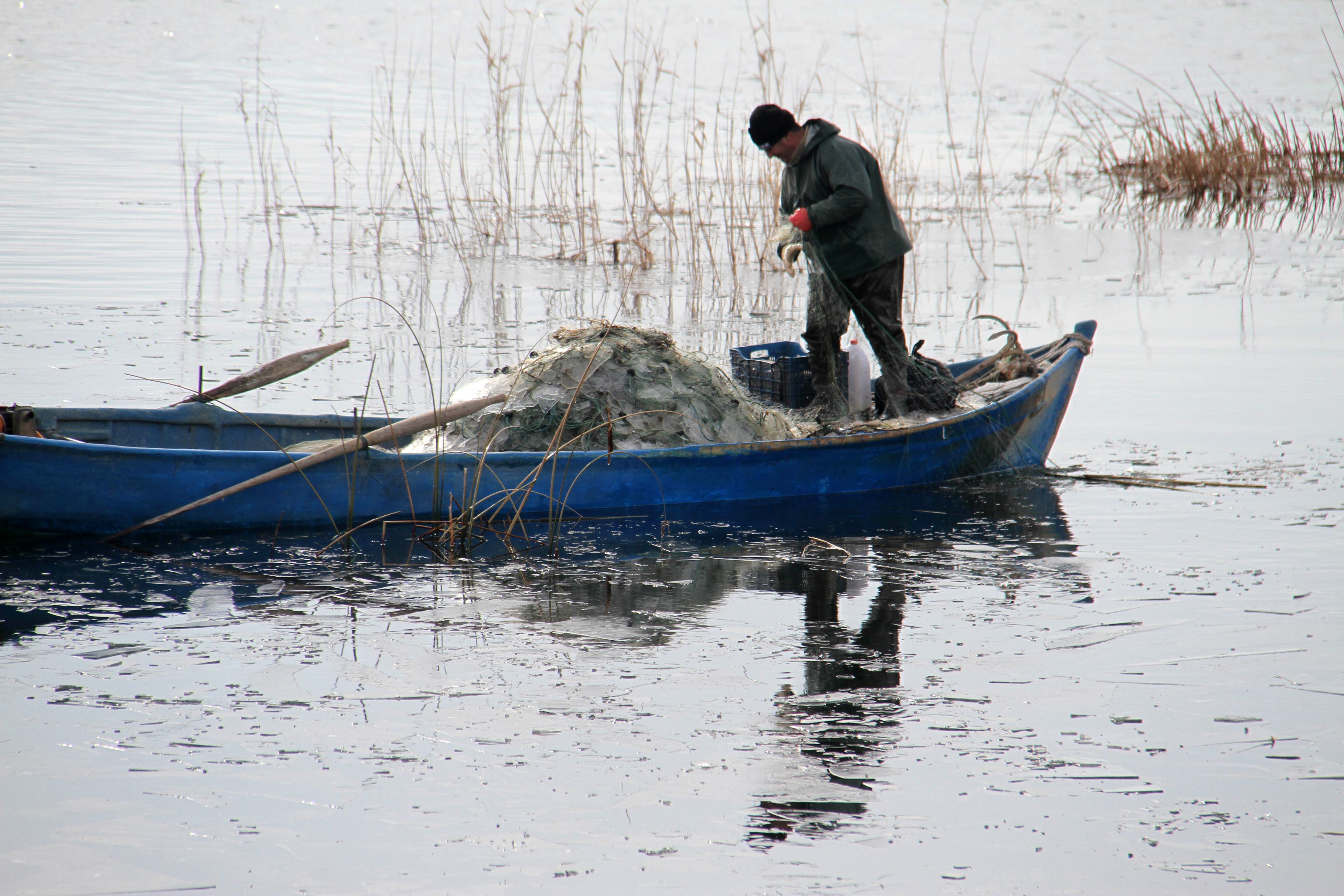 Beyşehir Gölü'nde balıkçıların buzlu ağlar arasında ekmek mücadelesi 5