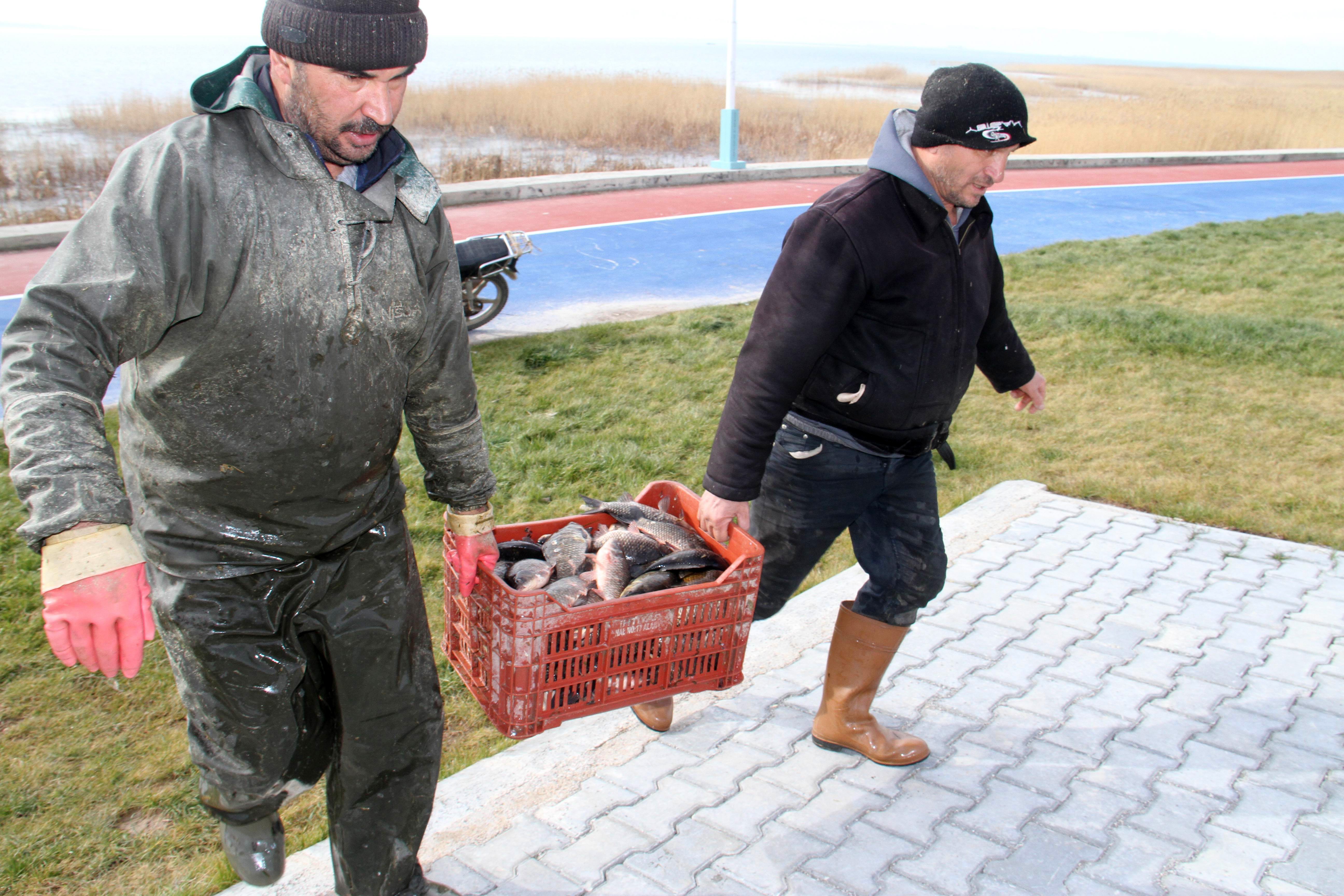 Beyşehir Gölü'nde balıkçıların buzlu ağlar arasında ekmek mücadelesi 7