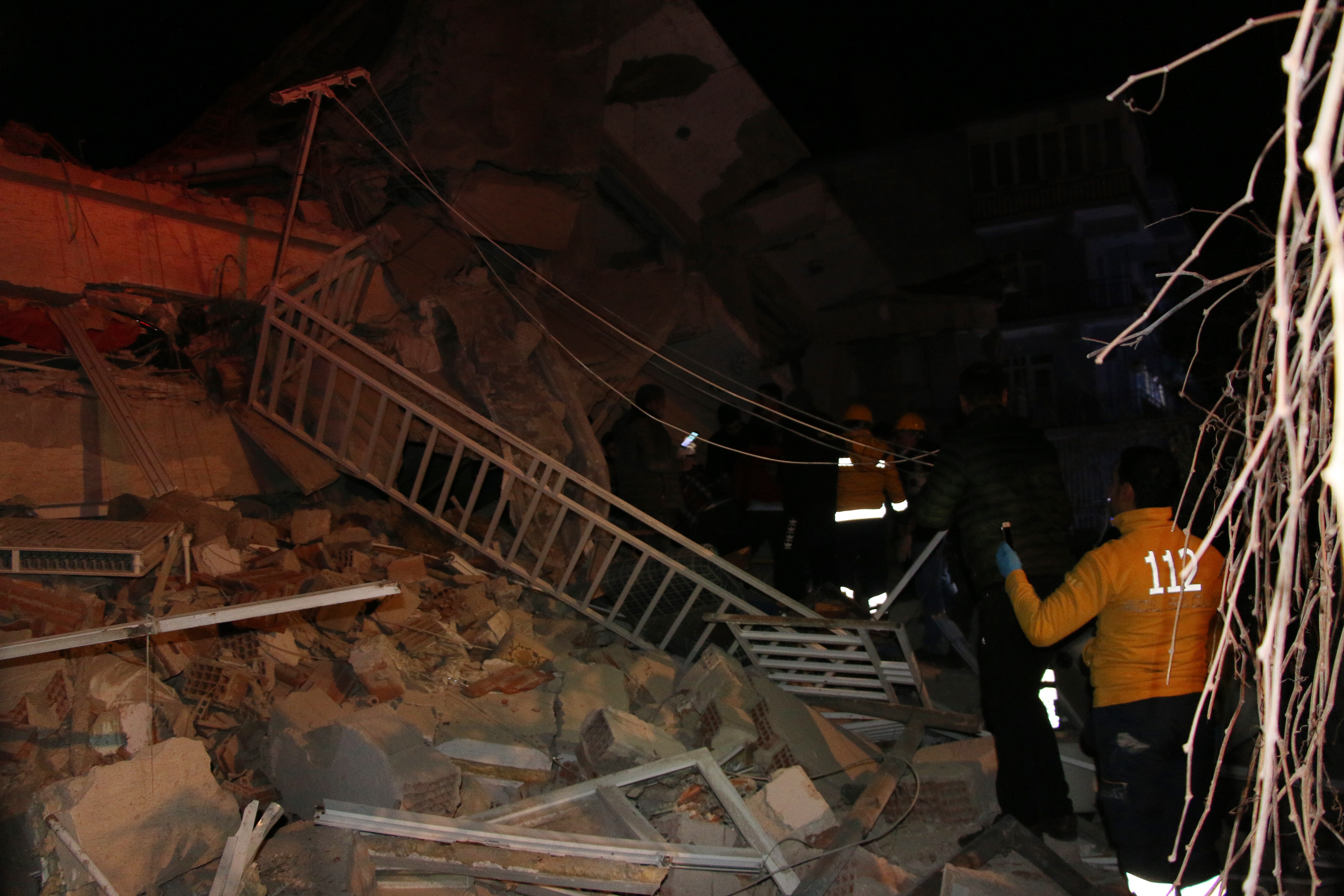 Elazığ'ın Sivrice ilçesinde 6,8 büyüklüğünde deprem meydana geldi 14
