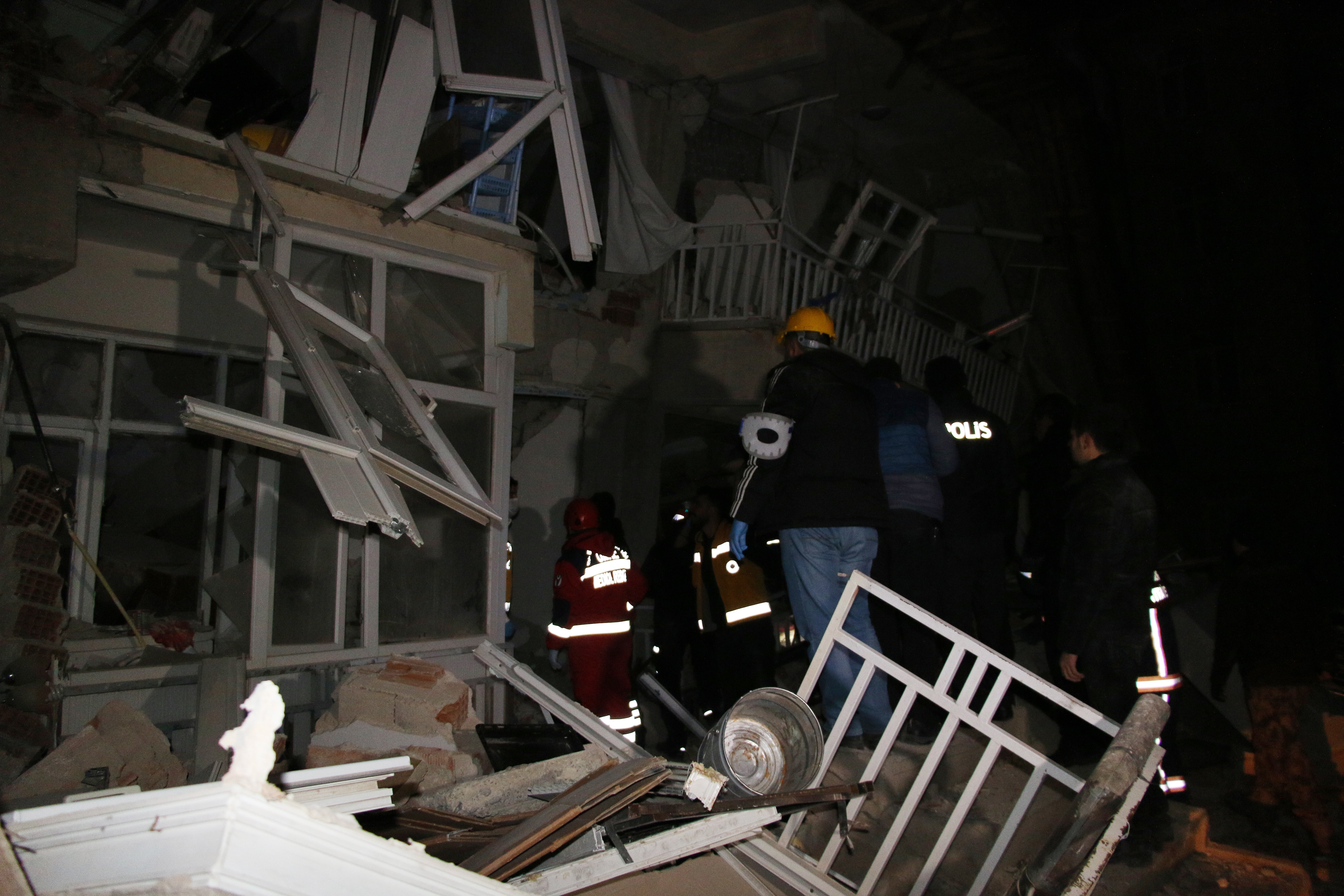 Elazığ'ın Sivrice ilçesinde 6,8 büyüklüğünde deprem meydana geldi 15