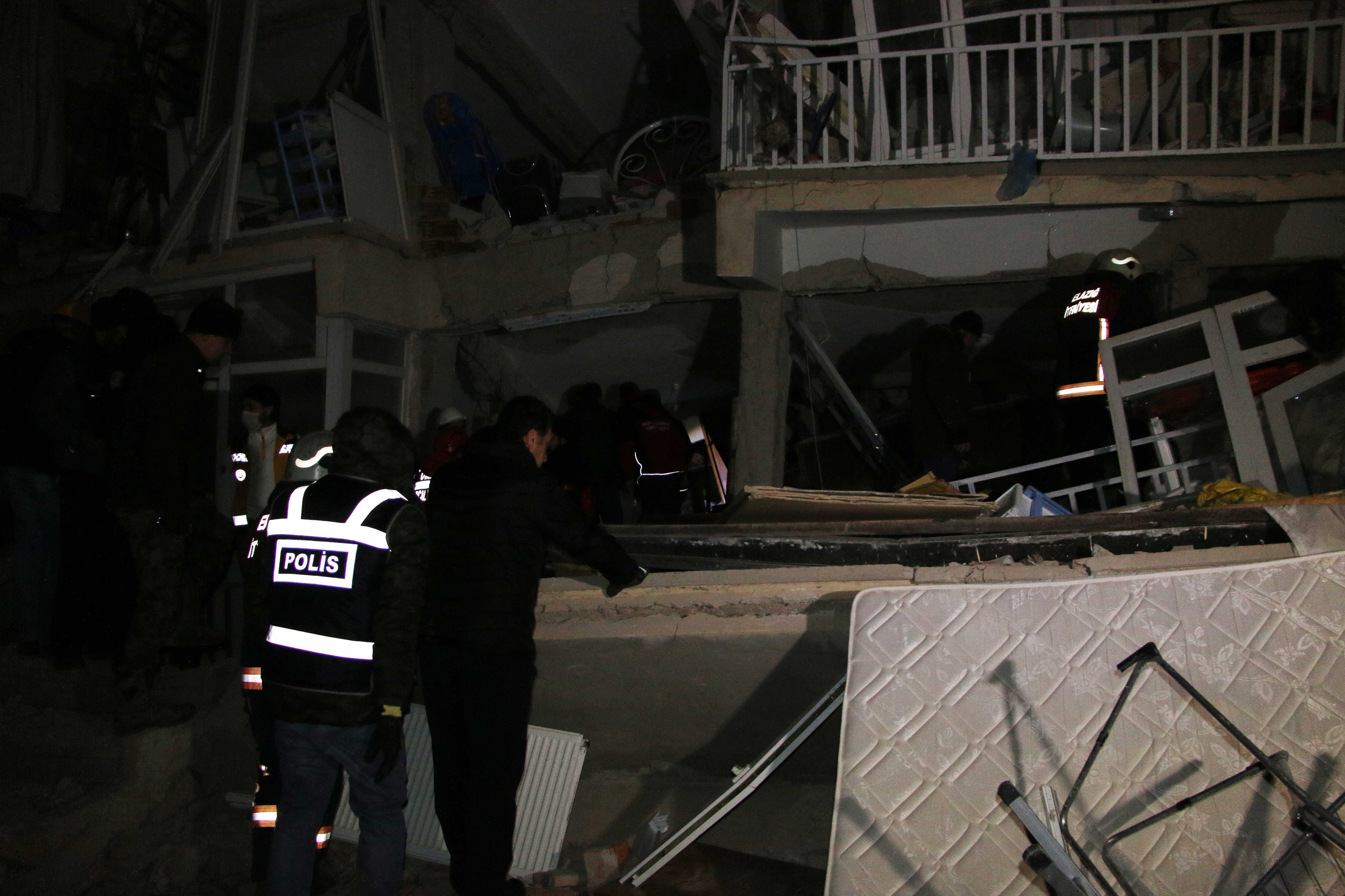 Elazığ'ın Sivrice ilçesinde 6,8 büyüklüğünde deprem meydana geldi 16
