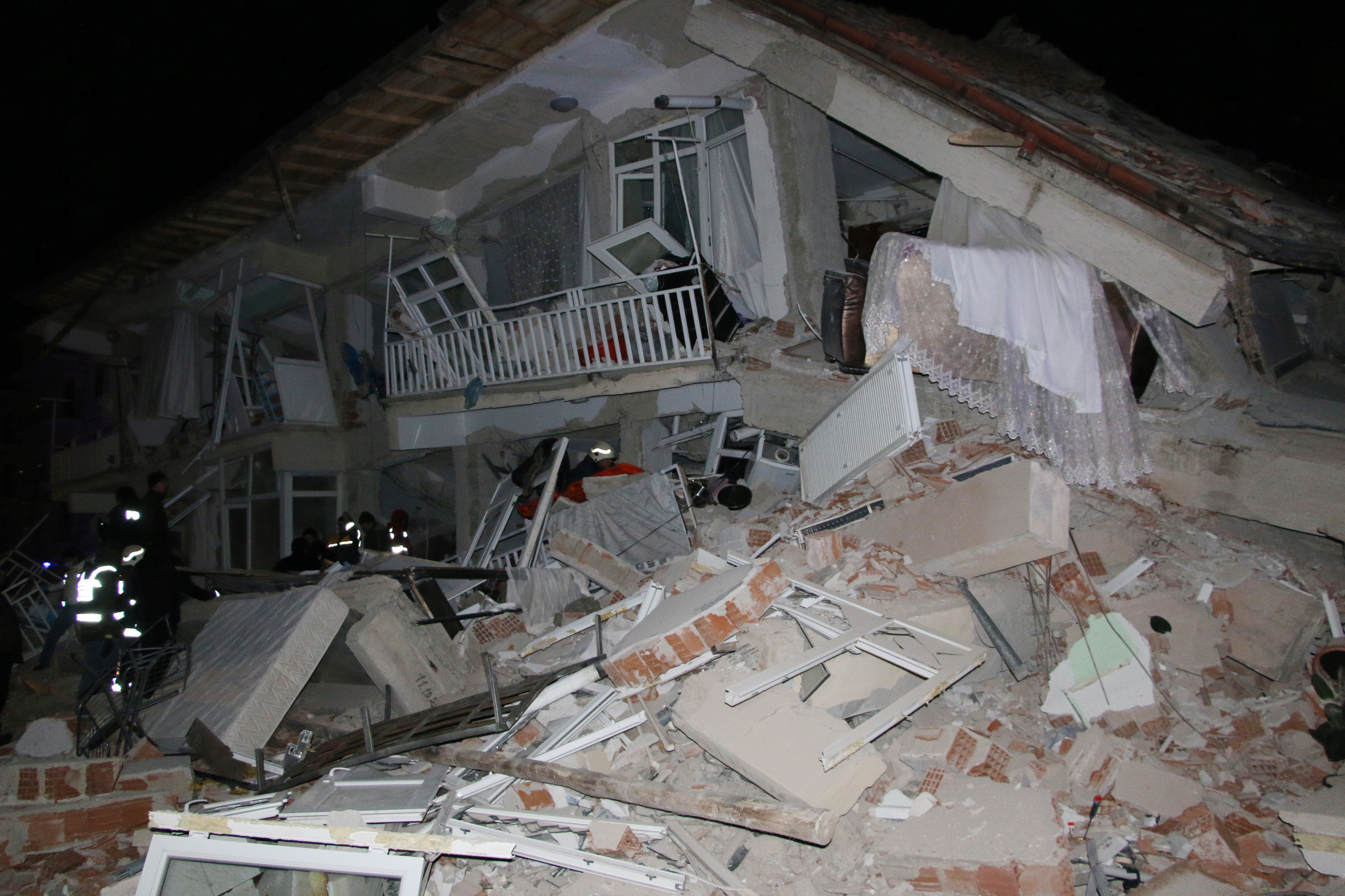 Elazığ'ın Sivrice ilçesinde 6,8 büyüklüğünde deprem meydana geldi 17