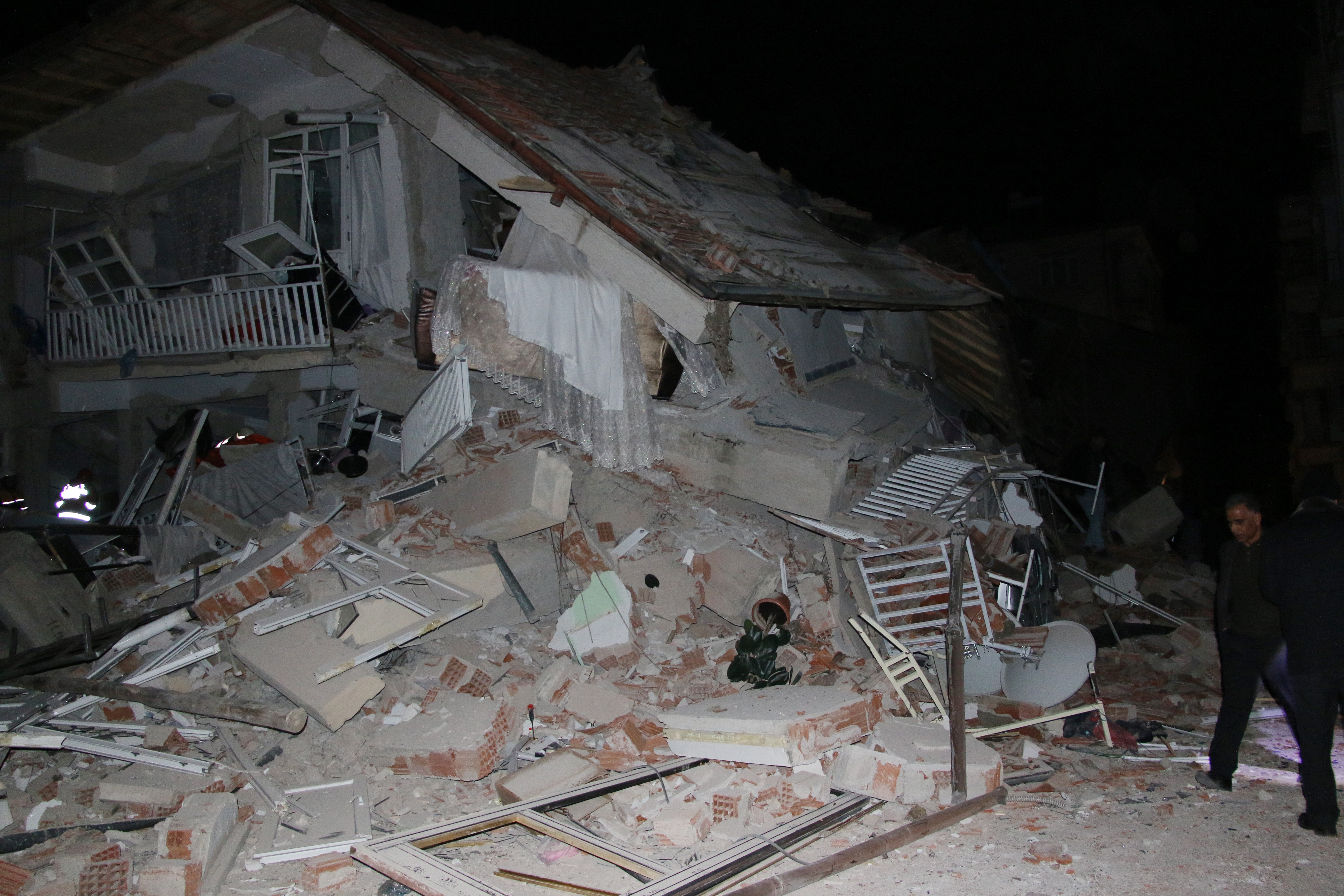 Elazığ'ın Sivrice ilçesinde 6,8 büyüklüğünde deprem meydana geldi 18