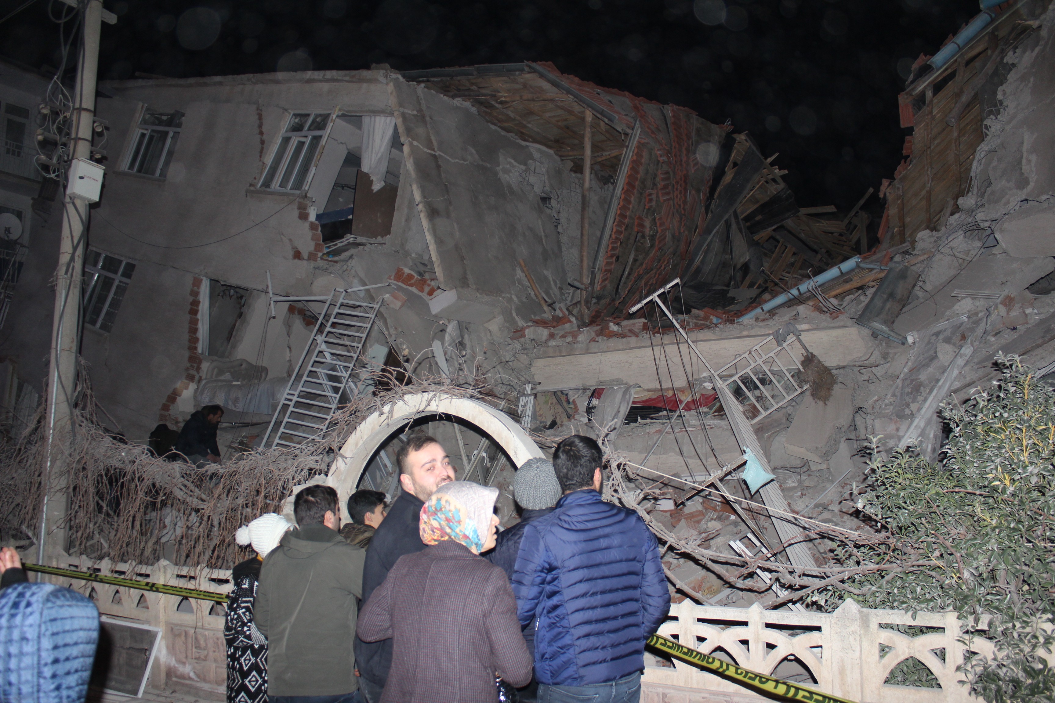Elazığ'ın Sivrice ilçesinde 6,8 büyüklüğünde deprem meydana geldi 25